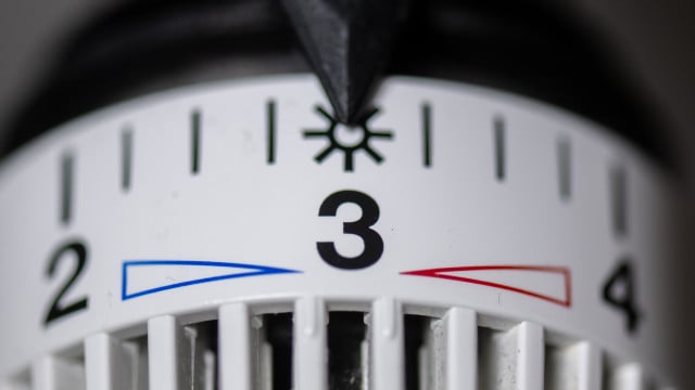 Heizkostenabrechnung: genau prüfen Das Thermostat einer Heizung steht auf Stufe drei