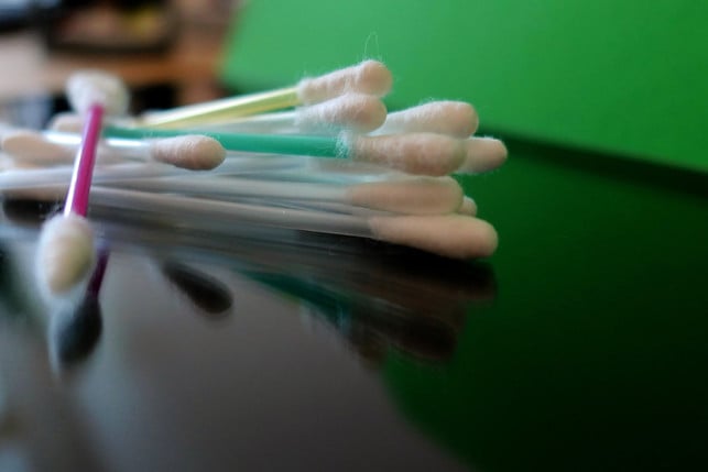 Ohrstäbchen-pb-Pixabay-moritz320-20210604-1280x800 Ohrstäbchen richtig entsorgen