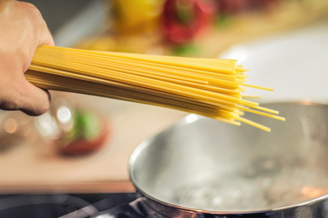 koche-die-spaghetti-mit-ganz-viel-wasser-damit-si-cc0-pixabay-jeshoots-com-200318_download Koche die Spaghetti mit viel Wasser, damit sie nicht zusammenkleben.