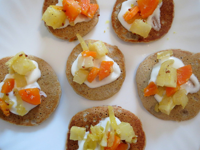 blinis-schmecken-lecker-mit-einem-klecks-saurer-sa-leonie-barghorn-utopia-190112_download Blinis schmecken lecker mit einem Klecks saurer Sahne und gebratenen Gemüsewürfeln.