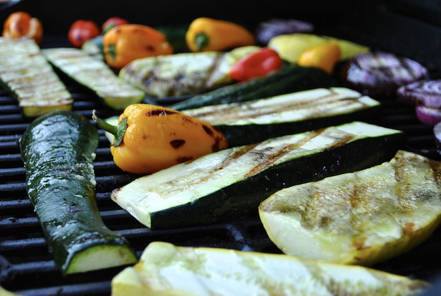 klassisches-regionales-grillgemuese-im-sommer-zucc-cc0-pixabay-angela0716-230617_download Klassisches regionales Grillgemüse im Sommer: Zucchini und Paprika.