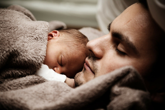 abgepumpte-muttermilch-gibt-dem-vater-die-moeglichk-cc0-pixabay-publicdomainpictures-190920_download Abgepumpte Muttermilch gibt dem Vater die Möglichkeit der eigenständigen Babypflege.