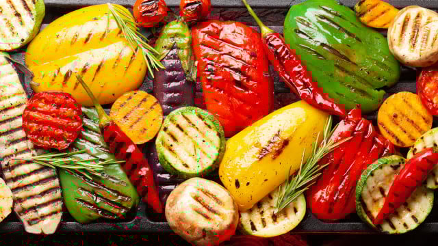Grilled vegetables with spices and herbs Saisonales Grillgemüse im August