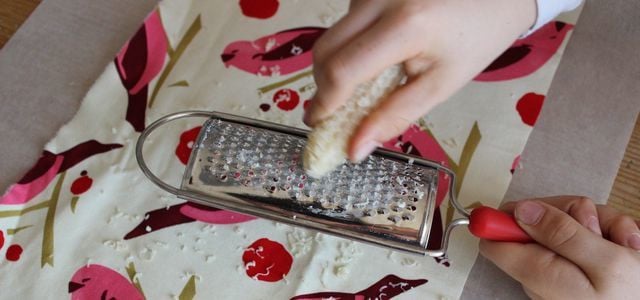 du-kannst-deine-bienenwachstuecher-im-ofen-auffrisc-kat-bliemutopia-191123_download Du kannst deine Bienenwachstücher im Ofen auffrischen: Verteile vorher frisches Wachs auf ihnen.