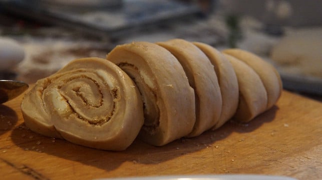 zimtschnecken-kannst-du-vorformen-und-im-kuehlschra-cc0-pixabay-e2grafikwerkstatt-200930_download Frisches Gebäck am Morgen geht schneller, wenn du vorher Hefeteig im Kühlschrank gehen lässt.