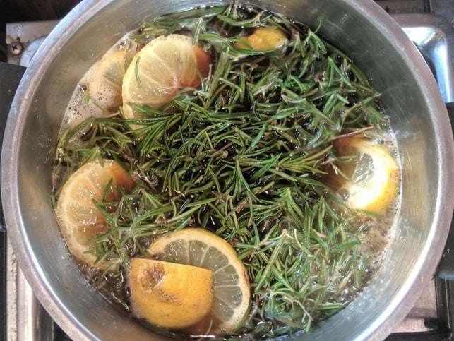 damit-der-rosmarinsirup-kraeftig-aromatisch-wird-m-pascal-thiele-utopiade-190828_download Damit der Rosmarinsirup kräftig aromatisch wird, muss er etwa eine Stunde lang köcheln.