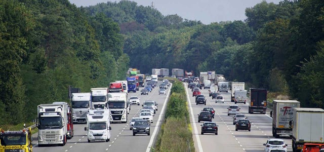 Studie: E-Autos nach zwei Jahren klimafreundlicher als Verbrenner (Foto: CC0 Public Domain - Pixabay/ jhenning) Für Tierschutz: NRW führt neues Straßenschild ein