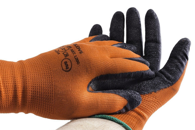 handschuhe-koennen-dich-beim-putzen-oder-der-garten-cc0-pixabay-promil69-200526_download Handschuhe bei der Gartenarbeit, tragen zur Handpflege bei.