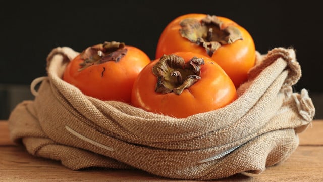 reife-kakis-haben-ein-suesses-fruchtiges-aroma-das-cc0-pixabay-diegods72-240523 Reife Kakis haben ein süßes, fruchtiges Aroma, das an Birnen und Aprikosen erinnert.