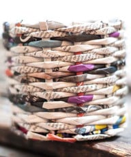 Körbe als Upcycling Geschenk aus Zeitungen. Körbe als Upcycling Geschenk aus Zeitungen.