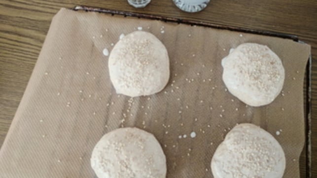 Processed with VSCO with  preset Bestreiche die Teiglinge und bestreue sie mit Sesam.