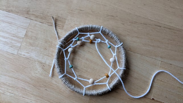 wenn-du-in-der-mitte-des-netzes-angelangt-bist-ve-marie-theres-bauer-utopia-220308_download Wenn du in der Mitte des Netzes angelangt bist, verknote das Garn und schneide den überstehenden Faden ab.