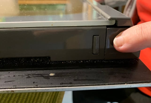 druecke-den-knopf-an-der-seite-um-das-backofenfens-laura-hintereder-utopia-230417_download Drücke den Knopf an der Seite, um das Backofenfenster herausnehmen zu können.