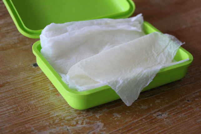 die-feuchttcherbox-sollte-weder-luftdicht-noch-offen-sein-da-die-tcher-sonst-zu-stinken-beginnen-oder-austrocknen-wrden-cc0katbliemutopia-170704 Die Feuchttücherbox sollte weder luftdicht noch offen sein, da die Tücher sonst zu stinken beginnen oder austrocknen würden.