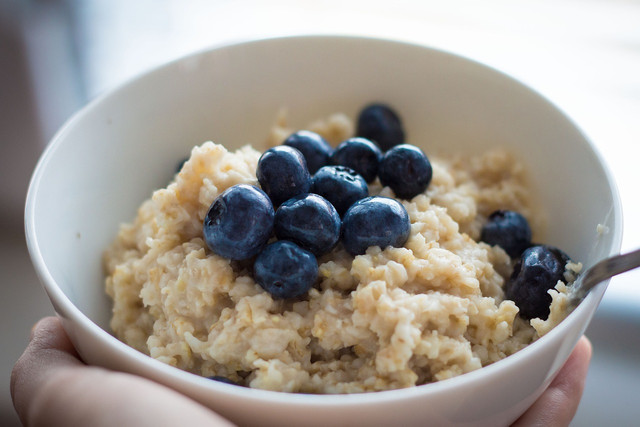 ballaststo-cc0-pixabay-iha31-221220_download If you have diarrhea during your period, eat a light diet rich in fiber, such as oatmeal.