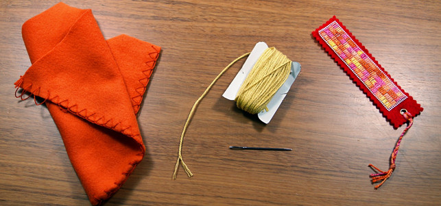 Weihnachtsgeschenke Geschenke selber machen Lesezeichen Geschenke selber machen: Links der alte Stoff, in der Mitte Feinwollgarn und Sticknadel, rechts das fertige Lesebändchen