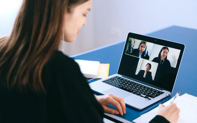 Virtuelle Meetings sind im Homeoffice wichtig. Virtuelle Meetings sind im Homeoffice wichtig.