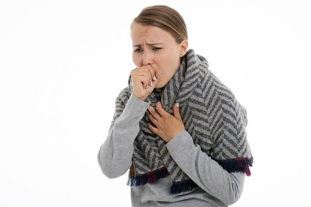 trockener-husten-ist-ein-haeufiges-symptom-bei-coro-cc0-pixabay-nastya_gepp-211017_download Trockener Husten ist ein häufiges Symptom bei Corona.