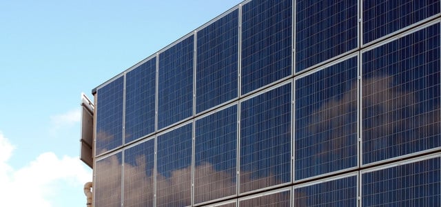 Photovoltaik-Fassade: Weniger Strom und dennoch genial (Foto: CC0 Public Domain / Pixabay - succo) Eine Hauswand ist komplett bedeckt mit Solarmodulen.