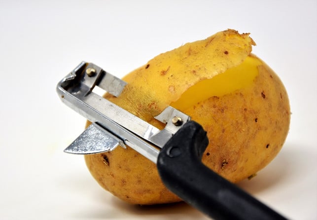 schaele-die-kartoffel-grosszuegig-cc0-pixabay-capri23auto-180330_download Um Kartoffelsaft selber zu machen, solltest du die Kartoffeln zunächst großzügig schälen.