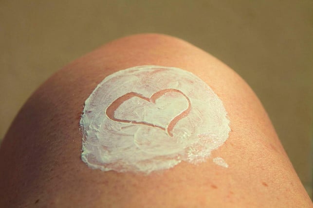 trage-regelmaessig-sonnencreme-auf-um-einen-sonnenb-cc0-pixabay-chezbeate-220617_download Trage regelmäßig Sonnencreme auf, um einen Sonnenbrand zu vermeiden.