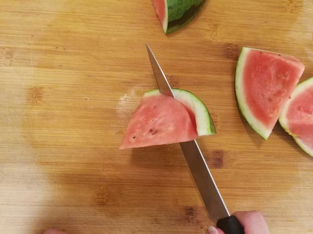 mit-einem-scharfen-messer-kannst-du-die-melone-gut-copyright-utopia-inke-klabunde-190628_download Mit einem scharfen Messer kannst du die Melone gut schneiden.