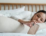 Nachts am Handy: Schlechter Schlaf gefährdet die Gesundheit