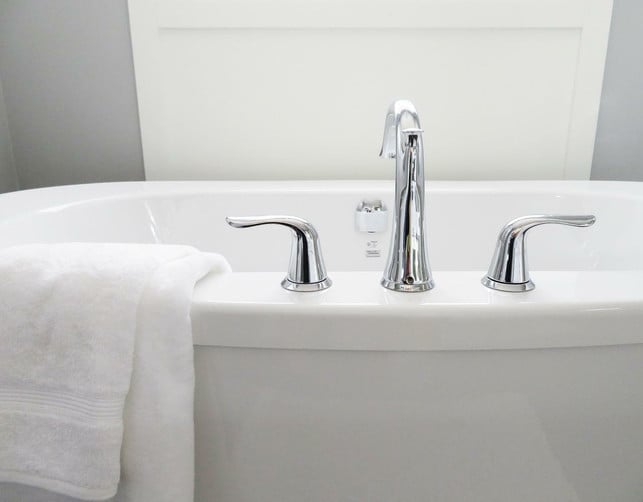 Whether showering or bathing is better to save water and energy depends above all on your individual shower behavior.