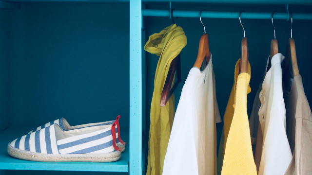 minimal-kleiderschrank-us-jordi-pujadas-cc0-unsplash-220531-1280x720