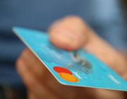 Bargeldlos bezahlen zum Beispiel mit Kreditkarte