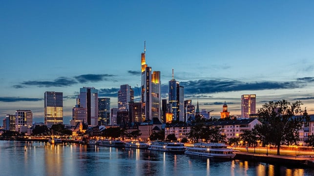 frankfurt-am-main-ist-besonders-fuer-die-moderne-ar-cc0-pixabay-dagobert1980-220420_download Frankfurt am Main ist besonders für die moderne Architektur und seine Skyline bekannt.