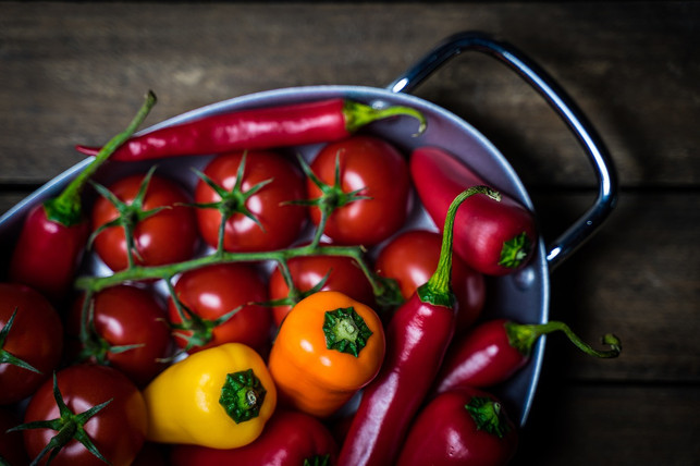 im-sommer-kannst-du-unter-anderem-mit-tomaten-und-cc0-pixabay-ka_re-201118_download Im Sommer kannst du unter anderem mit Tomaten und Paprikas verschiedene vegane deftige Gerichte zubereiten.