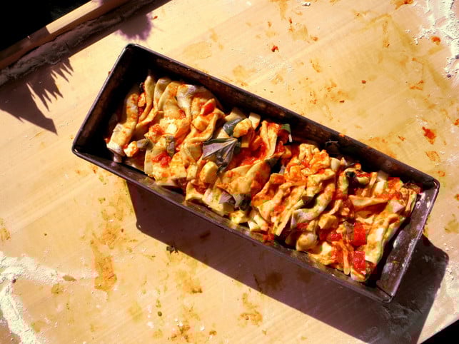 muss-nur-noch-in-den-ofen-zupfbrot-mit-tomaten-un-utopialeonie-barghorn-200403_download Das gefüllte Zupfbrot ist bereit für den Ofen.