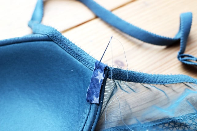 buegel-bh-reparieren-mit-nadel-und-faden-jana-fischer-utopia-201011_download Bügel-BH reparieren mit Nadel und Faden.