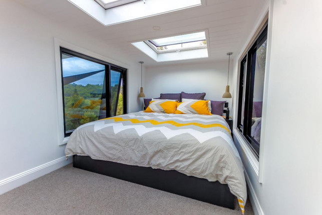 im-oberen-stockwerk-ist-genug-platz-fuer-zwei-schla-living-big-190527_download Im oberen Stockwerk ist genug Platz für zwei Schlafzimmer mit Doppelbett.