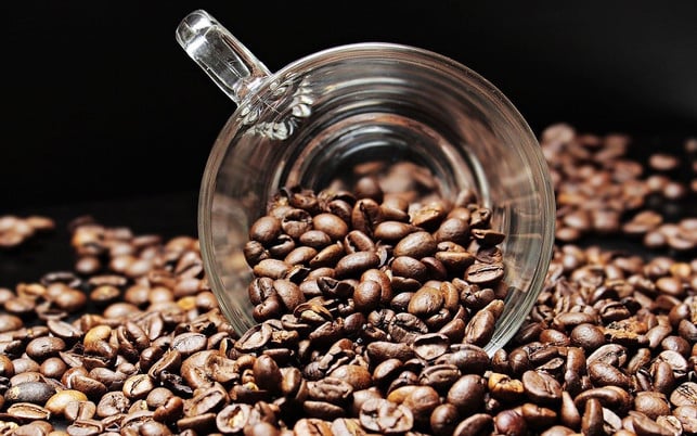 besonders-fuer-kaffeeliebhaber-sind-auch-gemahlene-cc0-pixabay-pixel2013-200117_download Besonders für Kaffeeliebhaber:innen sind auch gemahlene Kaffeebohnen eine gute Methode, um Rauchgeruch zu entfernen.