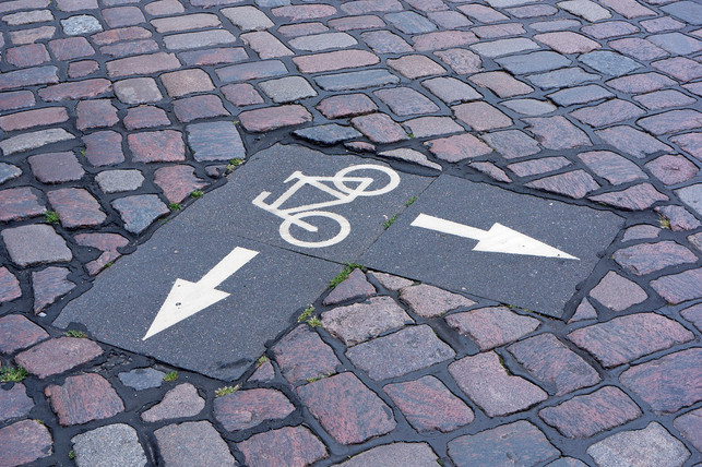beachte-gekennzeichnete-fahrradwege-um-unfaelle-mi-cc0-pixabay-akrebs60-200409_download Beachte gekennzeichnete Fahrradwege, um Unfälle mit dem Fahrrad zu vermeiden.
