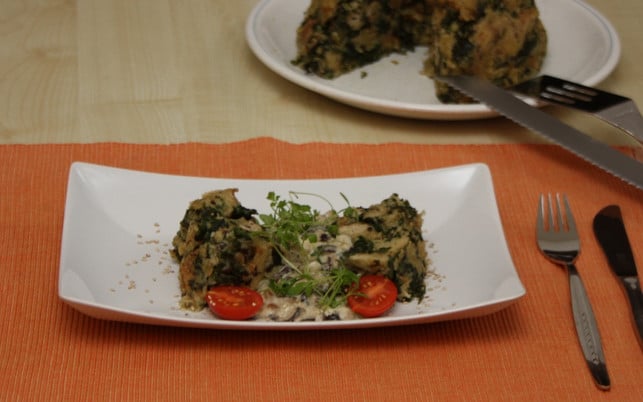 champignon-sosse-schmeckt-lecker-zu-brotpudding-mit-maria-hohenthalutopia-191001_download Champignon-Soße schmeckt lecker zu Brotpudding mit Spinat.