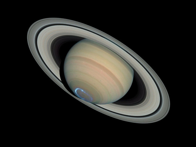 saturn-ist-mit-seinen-ringen-ein-besonders-attrakt-cc0-pixabay-wikiimages-211205_download Saturn ist mit seinen Ringen ein besonders attraktives Ziel der Nacht.