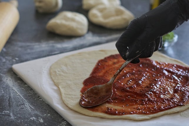 auf-deinem-selbstgemachten-dinkel-pizzateig-kannst-cc0-pixabay-felix_w-191008_download Auf deinem selbstgemachten Dinkel-Pizzateig kannst du eine leckere Tomatensauce verteilen.