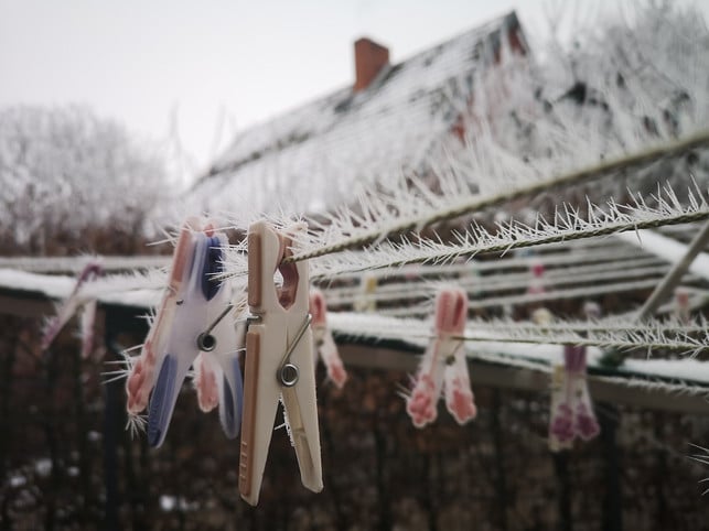 waesche-kann-auch-im-winter-draussen-trocknen-cc0-pixabay-freepixxxx-221202_download Frosttrocknung ist schonender für deine Wäsche.