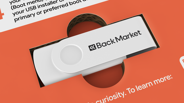 Image_3 Weißer USB-Stick mit der Aufschrift „BackMarket“ in einer orangen Verpackung mit Anweisungen zur Auswahl der USB-Installationsoption im Haupt-Bootmenü eines Geräts.