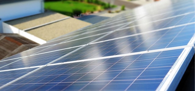 Photovoltaik-Module auf dem Dach eines Einfamilienhauses