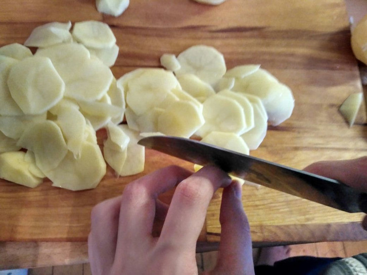 Chips selber machen: Je dünner die Scheiben, desto knuspriger das Endergebnis.