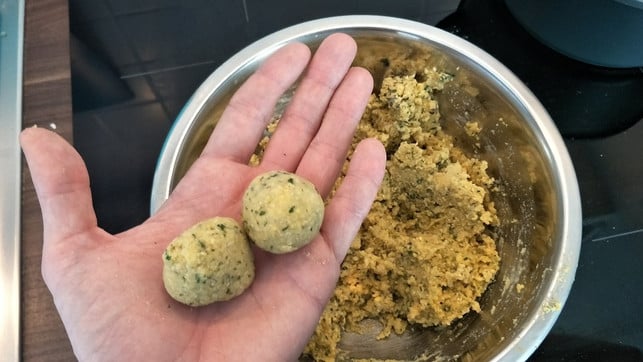 falafel-selber-machen-rezept-sven-christian-schulz-utopia-180507_download Falafel selber machen: Du rollst den Teig mit den Händen zu Bällchen.