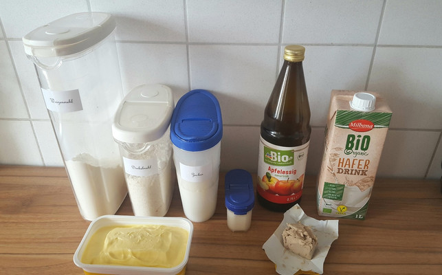 diese-zutaten-brauchst-du-fuer-einen-veganen-hefete-eva-nitsch-utopia-180404_download Diese Zutaten brauchst du für einen veganen Hefeteig.