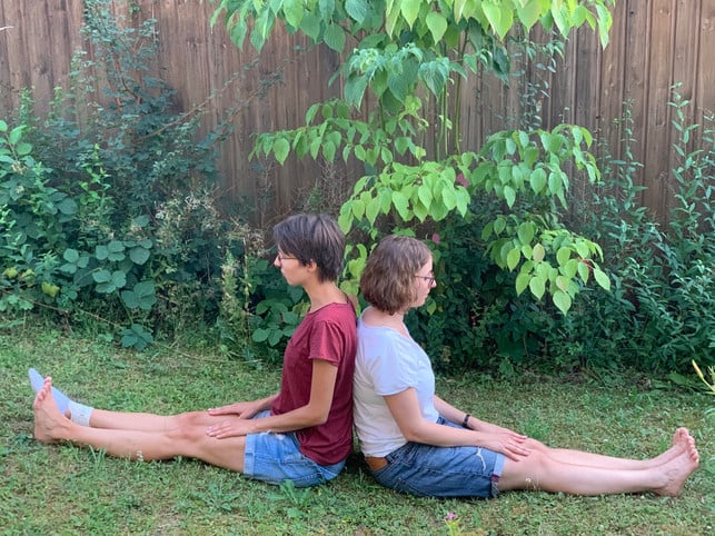 ruecken-an-ruecken-laura-mueller-200803_download Rücken an Rücken.