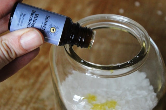 Badesalz-Valentinstag_u_170208_kbliem_640x427_06 Schritt zwei: Ätherisches Öl hinzugeben