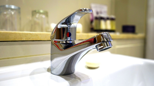 um-kosten-zu-sparen-solltest-du-den-hebel-des-was-cc0-pixabay-mikes-photography-221102_download Um Kosten zu sparen, solltest du den Hebel des Wasserhahns nicht mittig einstellen.
