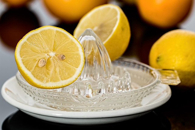 zitronensaft-ist-eines-der-hausmittel-gegen-wasser-cc0-pixabay-stevepb-220722_download Zitronensaft ist eines der Hausmittel gegen Wasserflecken auf dem Autositz.
